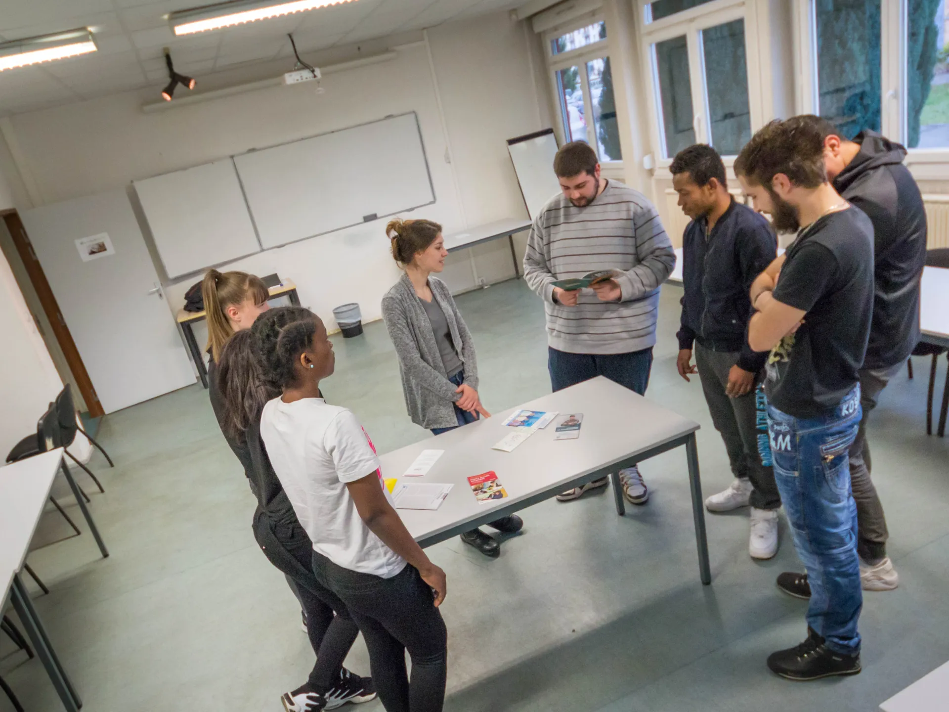 Photo - Jeunes en cours autour d'une table