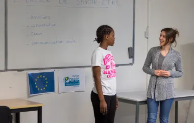 Photo - Jeunes en formation devant un tableau